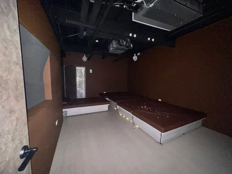 會館2樓是獨立包廂，3樓則是大通舖。翻攝照片