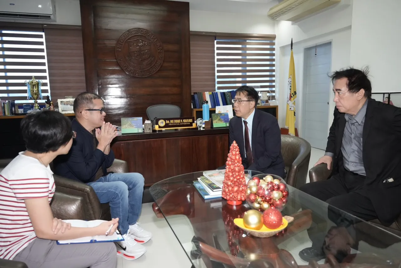 台南市長黃偉哲出國訪菲，因此不在市府辦公室，避開這起事件。南市府提供