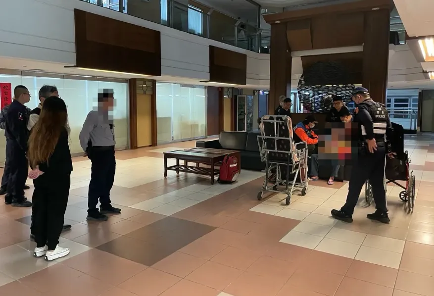 張姓男子跑來市政府，稱要找黃偉哲陳情，下一刻卻拔刀割頸，所幸送醫後並無生命危險。民眾提供