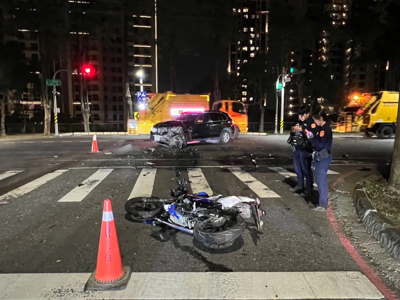 左轉綠燈還沒亮自小客就起步，撞死直行騎士。翻攝畫面