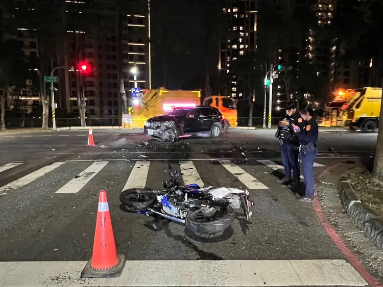 左轉綠燈還沒亮自小客就起步，撞死直行騎士。翻攝畫面