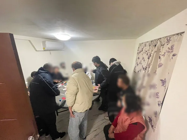 警方破獲職業賭場。平鎮警分局提供