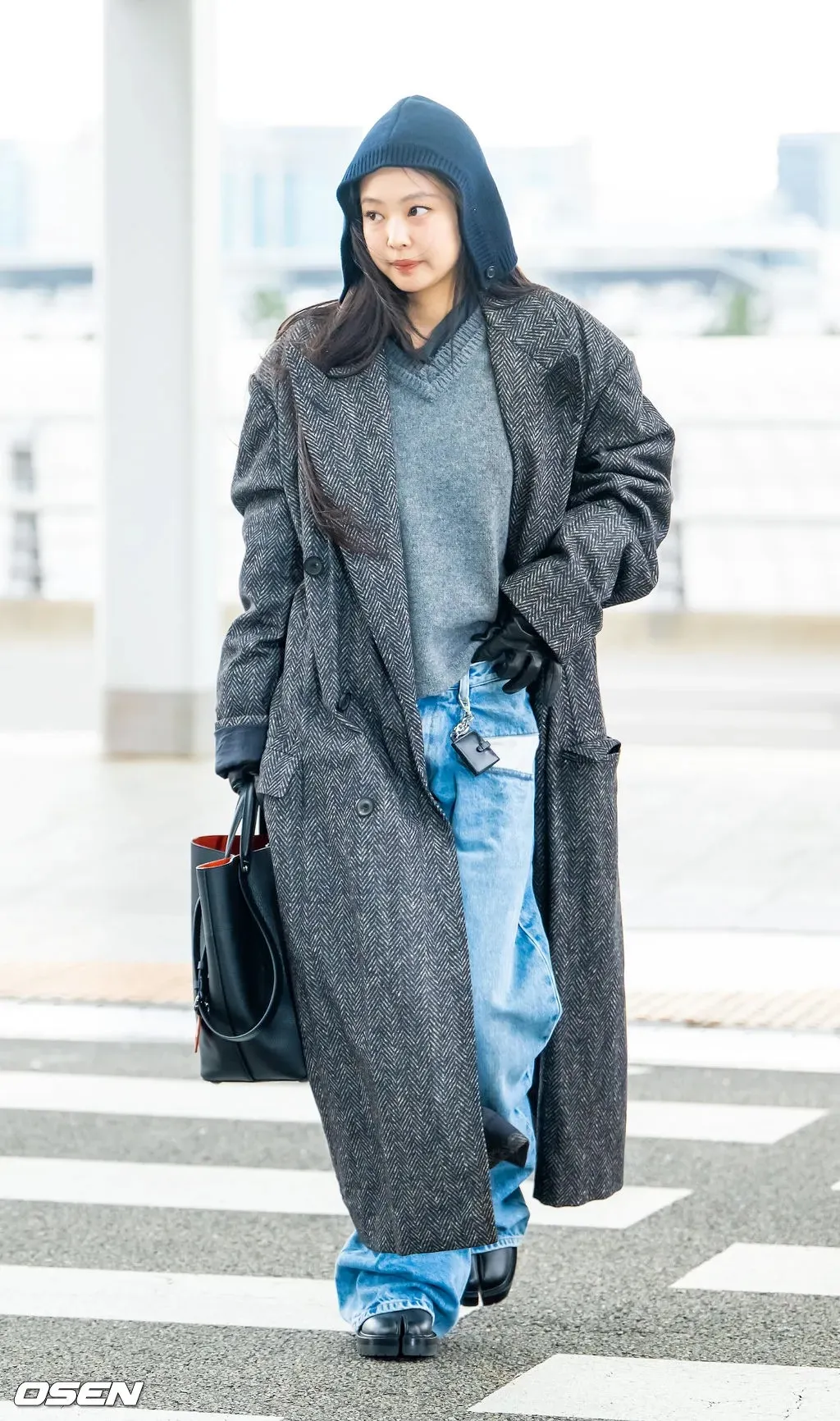 Jennie机场造型同样出自Maison Margiela。翻摄OSEN