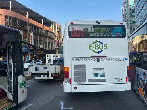 方向盤故障？新莊公車突左切猛撞貨車　4女乘客跌倒受傷送醫