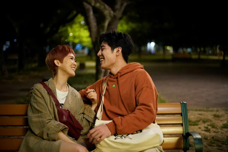 孫可芳（左）與詹懷雲（右）上演姐弟戀。彼此影業提供