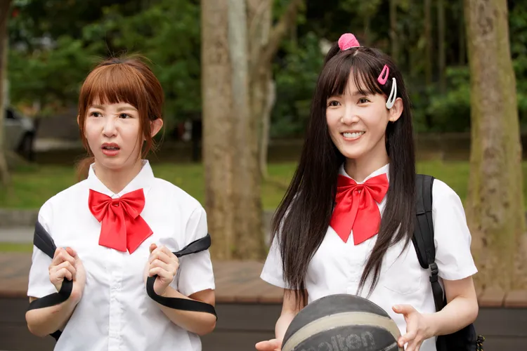 郭書瑤（左）、孫可芳逆齡扮演高中生。彼此影業提供