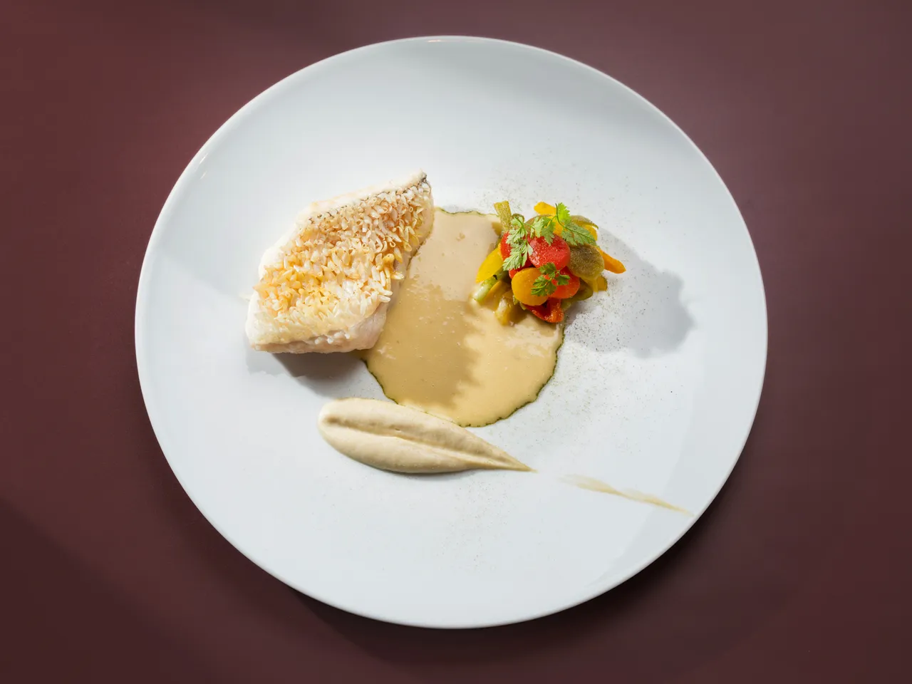 「Bencotto」義大利餐廳全新主廚推薦套餐中主餐「酥炸立鱗馬頭魚、甜椒、茴香馬鈴薯泥、白酒奶油醬」。台北文華東方酒店提供