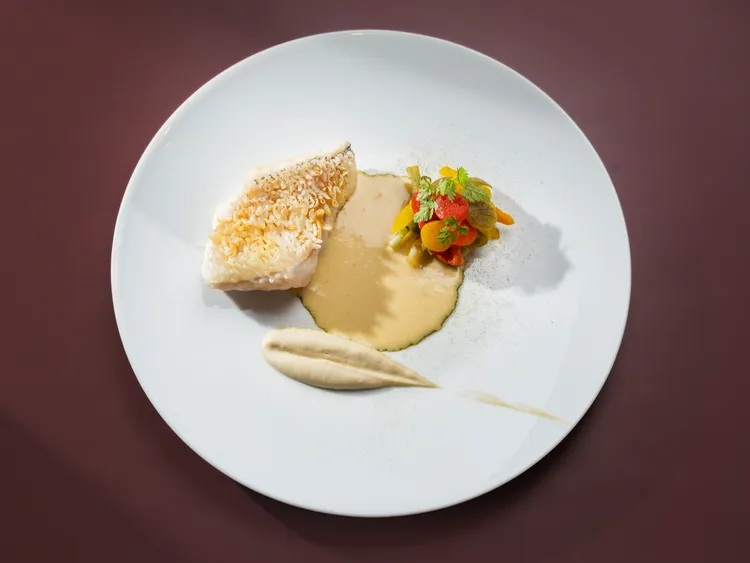 「Bencotto」義大利餐廳全新主廚推薦套餐中主餐「酥炸立鱗馬頭魚、甜椒、茴香馬鈴薯泥、白酒奶油醬」。台北文華東方酒店提供