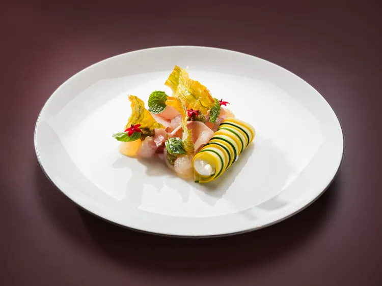 「Bencotto」義大利餐廳全新主廚推薦套餐中前菜「日本鰤魚佐櫛瓜薄片、蕃茄凍、炸櫛瓜花、瑞可達起司」。台北文華東方酒店提供