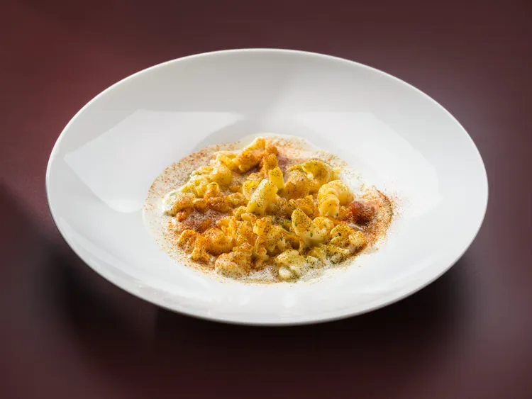 「Bencotto」義大利餐廳全新主廚推薦套餐中主食「手工綜合義大利麵、馬鈴薯、煙燻莫札瑞拉乳酪泡沫」。台北文華東方酒店提供