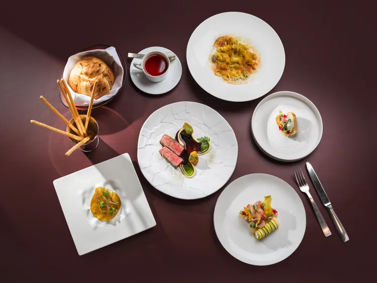 「Bencotto」義大利餐廳於即日起推出全新主廚推薦套餐，由馬利歐掌杓，精心挑選當令鮮美食材，以「家鄉食憶」為風味靈感，刻畫南義香氣與風味記憶，打造層次豐富亦盈滿暖季氛圍的一系列精彩美饌。台北文華東方酒店提供