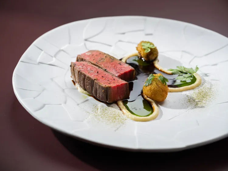 「Bencotto」義大利餐廳全新主廚推薦套餐中主餐「炙烤F1和牛紐約客、防風草泥、大蒜、番茄牛肉汁」。台北文華東方酒店提供