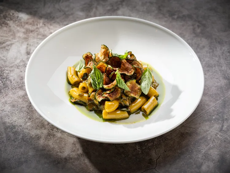 「Bencotto」義大利餐廳全新單點美饌「手工義大利短管麵、酥炸櫛瓜、羅勒、帕瑪森乳酪醬」。台北文華東方酒店提供