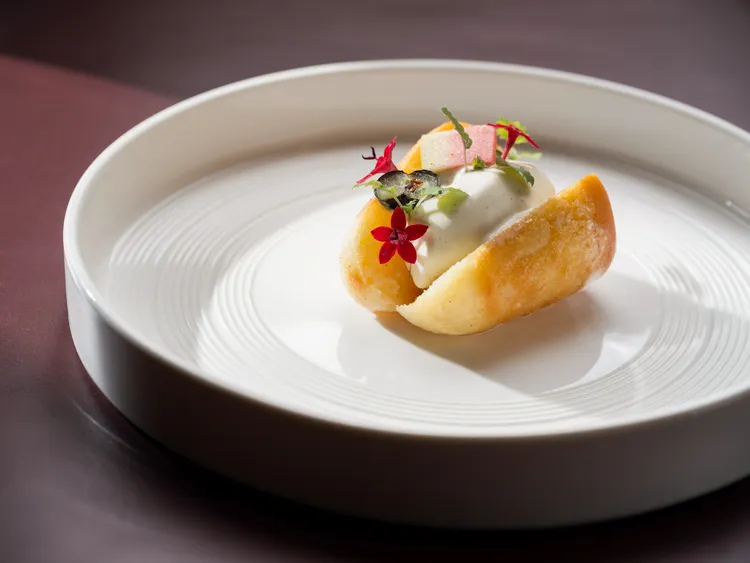 「Bencotto」義大利餐廳全新主廚推薦套餐中甜點「經典拿坡里蘭姆巴巴、香草冰淇淋、季節新鮮水果」。台北文華東方酒店提供