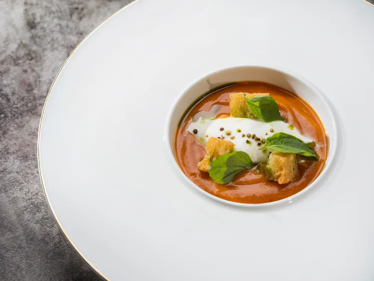 「Bencotto」義大利餐廳全新單點美饌「溫托斯卡尼番茄濃湯、布拉塔乳酪、羅勒、香脆麵包丁」。台北文華東方酒店提供