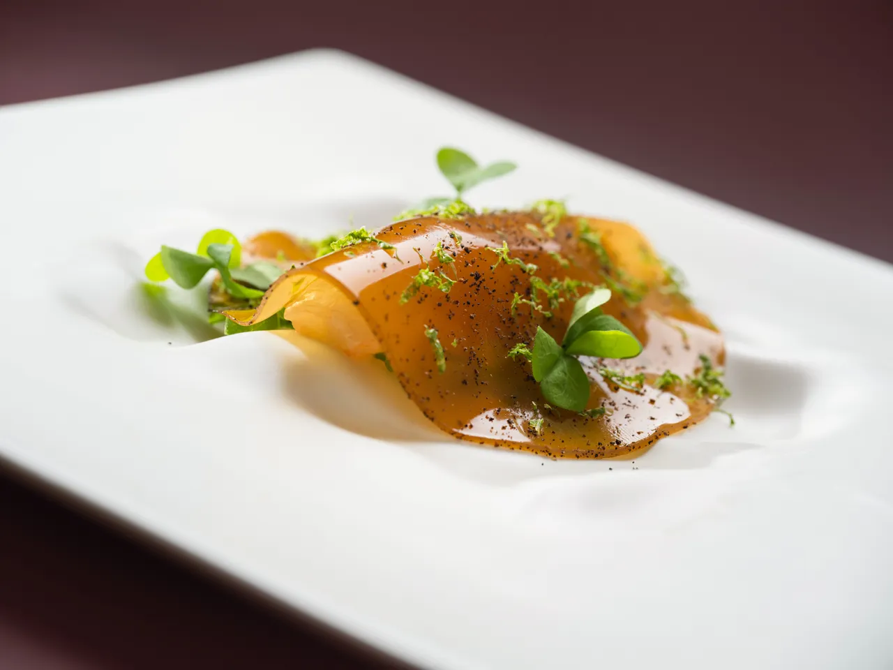 「Bencotto」義大利餐廳全新主廚推薦套餐中前菜「地中海式海鰲蝦、雞尾酒醬、蘿蔓沙拉、海鮮高湯凍」。台北文華東方酒店提供