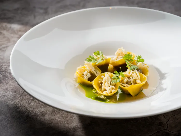 「Bencotto」義大利餐廳全新單點美饌「慢燉洋蔥牛肉麵餃佐牛肉清湯、佩科里諾乳酪碎」。台北文華東方酒店提供