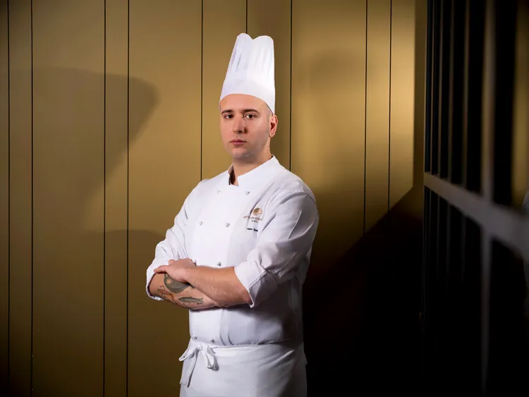 馬利歐主廚秉持義大利料理「回歸食材本質」理念，馬利歐將以深厚的歐陸歷練與道地義式家庭美味記憶，帶領廚藝團隊為餐廳注入更純粹、原味且充滿情感溫度的義式風味。台北文華東方酒店提供