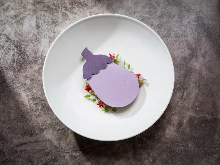 「Bencotto」義大利餐廳全新單點甜點「茄子、巧克力、松子、肉桂、海鹽焦糖、香橙干邑酒」。台北文華東方酒店提供