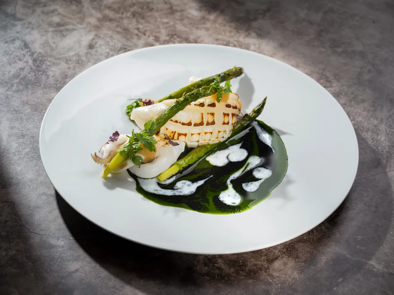 「Bencotto」義大利餐廳全新單點美饌「碳烤墨魚、蘆筍、墨魚汁、荷蘭芹醬」。台北文華東方酒店提供
