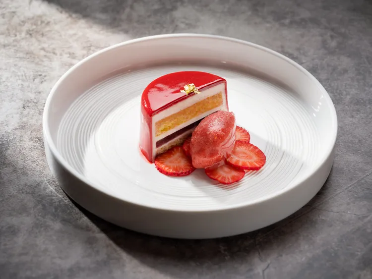 「Bencotto」義大利餐廳全新單點甜點「海綿蛋糕、卡士達奶油、草莓」。台北文華東方酒店提供