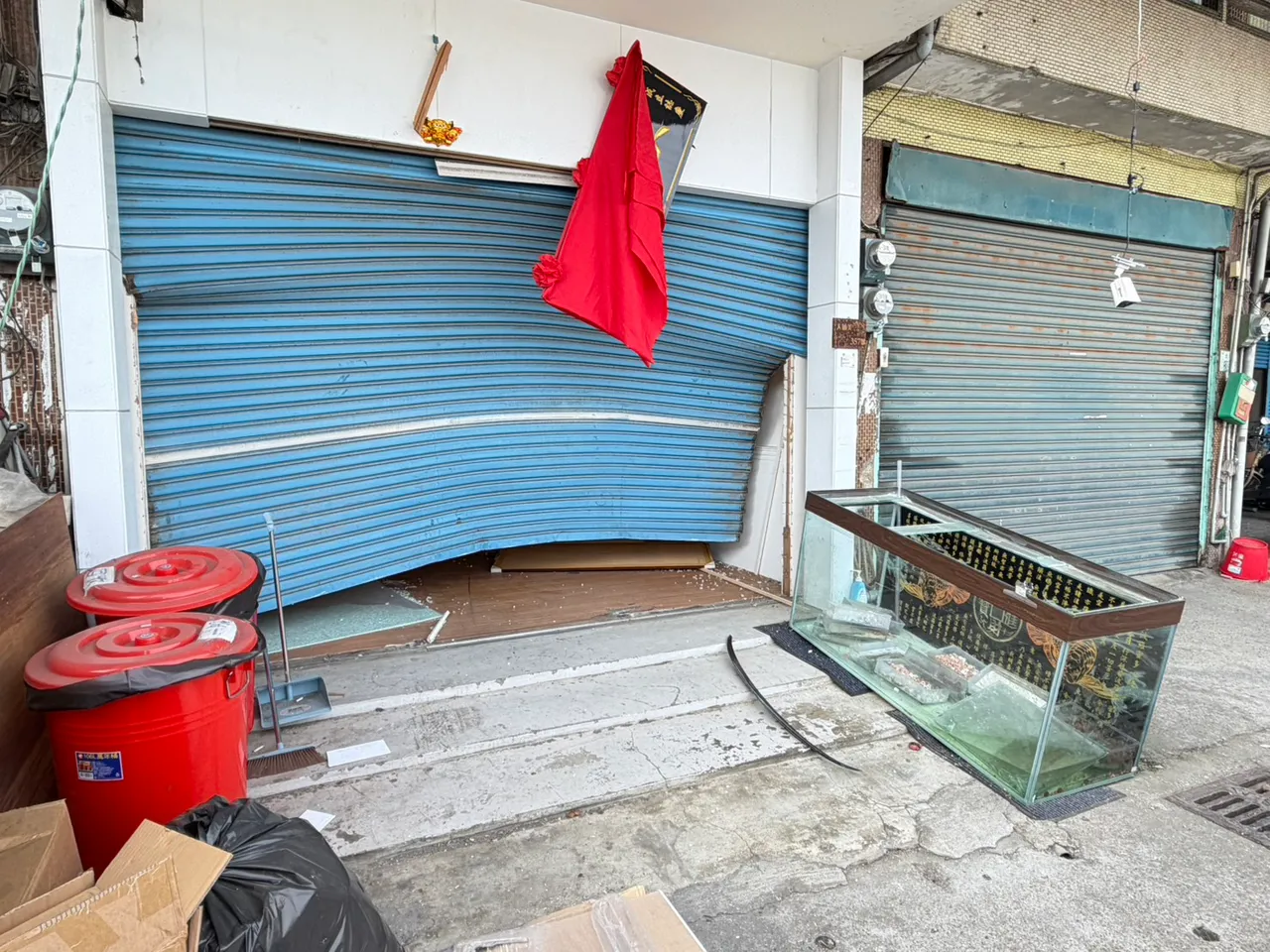 嘉義縣大林鎮某通訊行清晨也遭砸，懷疑是雙方有糾紛互相尋釁。讀者提供