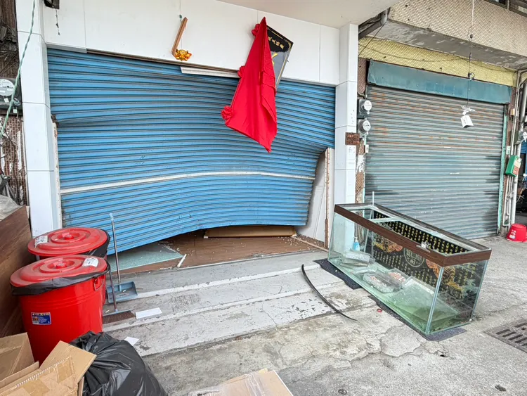 嘉義縣大林鎮某通訊行清晨也遭砸，懷疑是雙方有糾紛互相尋釁。讀者提供