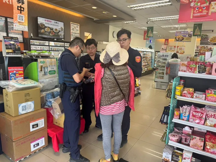 婦人準備購買大量「Apple Store」點數卡，警方獲報後立即趕赴現場阻詐。翻攝畫面