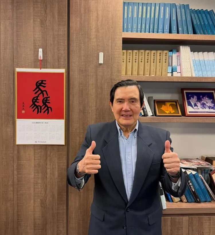 馬英九貼出與年曆的合照，身後擺放的照片也意外搶鏡，其中一張是他與夫人周美青的親吻照。翻攝馬英九Instagram