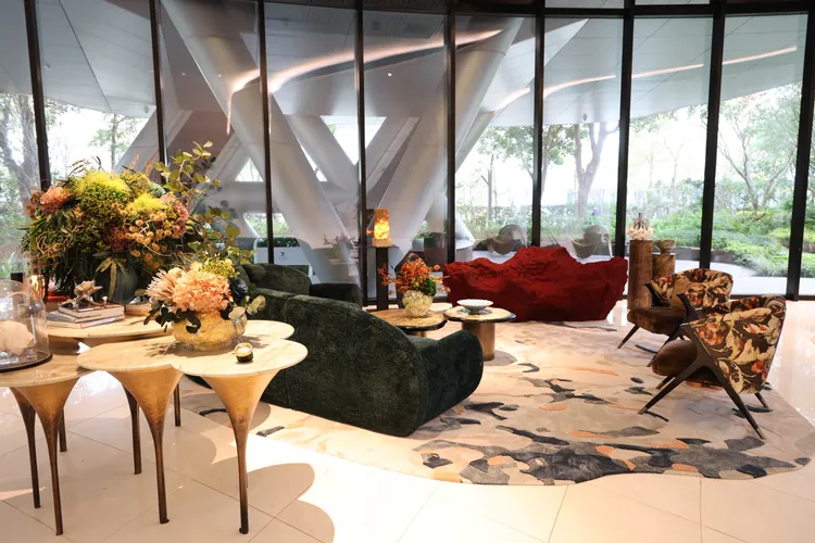 陶朱隱園迎賓大廳「筆墨紙硯」意境深　古銅色「時空膠囊」電梯吸睛