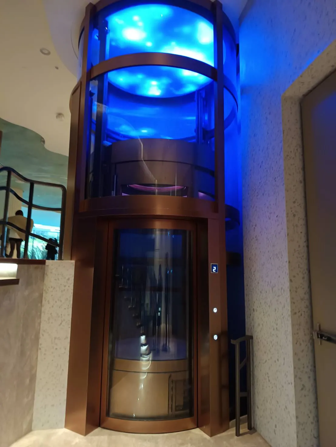 特別的是，陶朱隱園針對行動不便的長輩及孩子們，於地下一樓設計一台無障礙電梯，古銅色外觀有點「復古風」，搭電梯時又彷彿像進入了「時空膠囊」。許麗珍攝