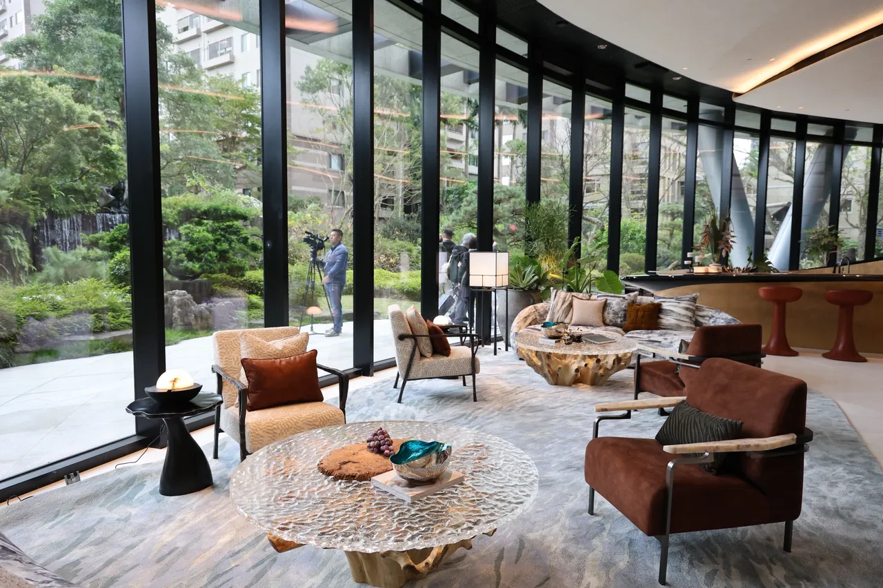 威京總部集團行銷長張文賓表示，當住戶回家走入迎賓大廳時，大廳內擺放各樣如同公共藝術品般的陳設，讓人有種「筆墨紙硯」文人書香氣息。莊宗達攝