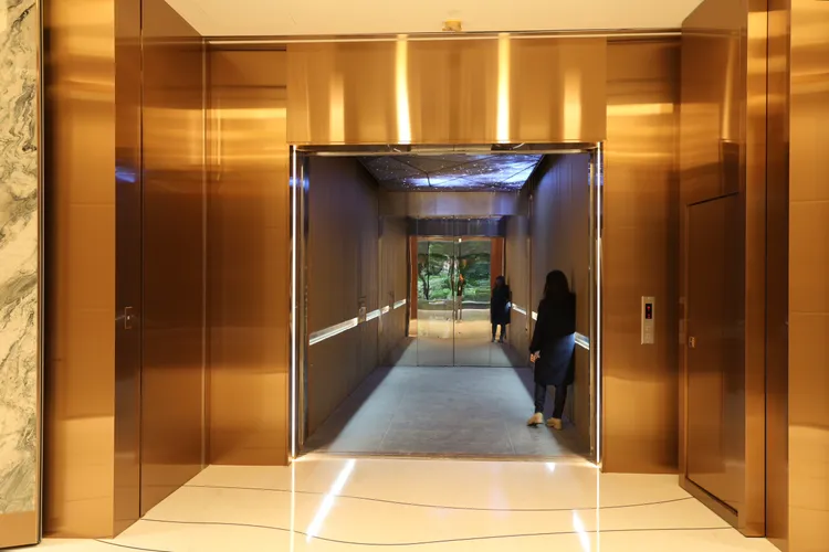 「陶朱隱園」的公共電梯則是讓人驚嘆不已。其中最為外人所知的便是超大專屬電梯可乘載4.5噸空間，不但救護車能直接進入，也能將心愛的超跑停回家。莊宗達攝