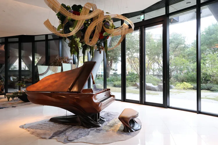 一樓迎賓大廳不斷有輕快的琴音繞樑，循著琴音前行就會看到大廳裡一台名為「陶隱和鳴」的鋼琴。莊宗達攝