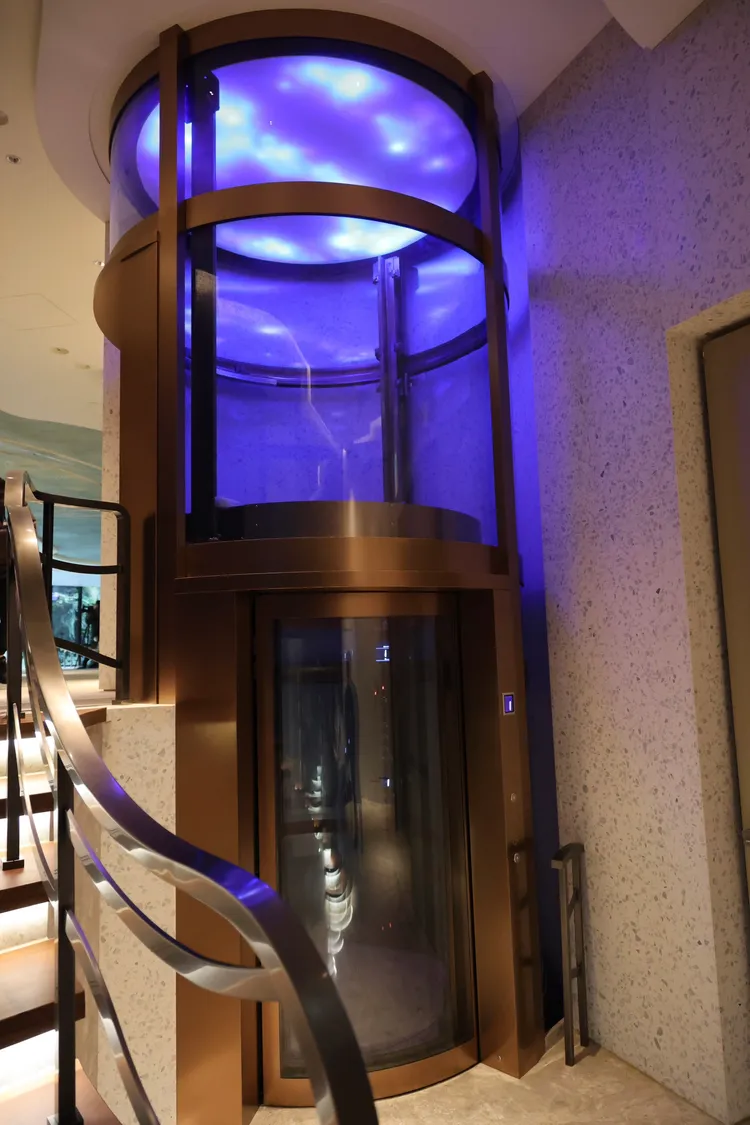 特別的是，陶朱隱園針對行動不便的長輩及孩子們，於地下一樓設計一台無障礙電梯，古銅色外觀有點「復古風」，搭電梯時又彷彿像進入了「時空膠囊」。莊宗達攝