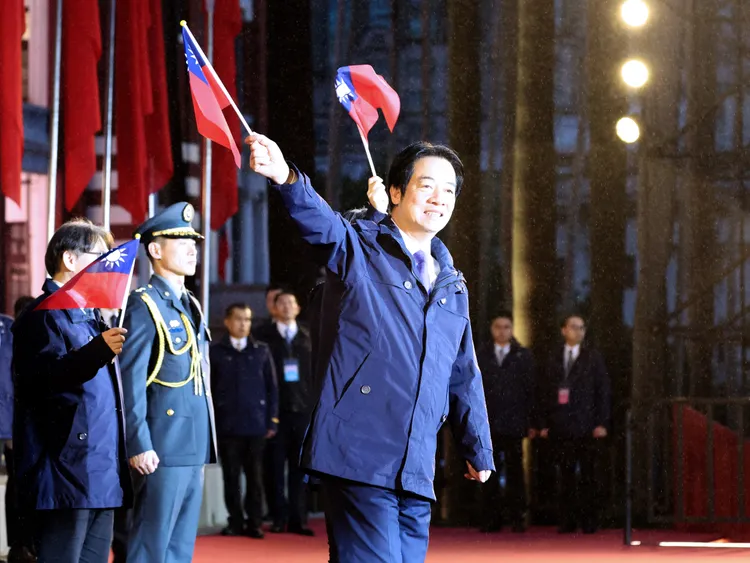 旗典禮結束後，賴清德與蕭美琴步上舞台，向參與典禮人員揮手致意。照片由台北市攝影記者聯誼會提供