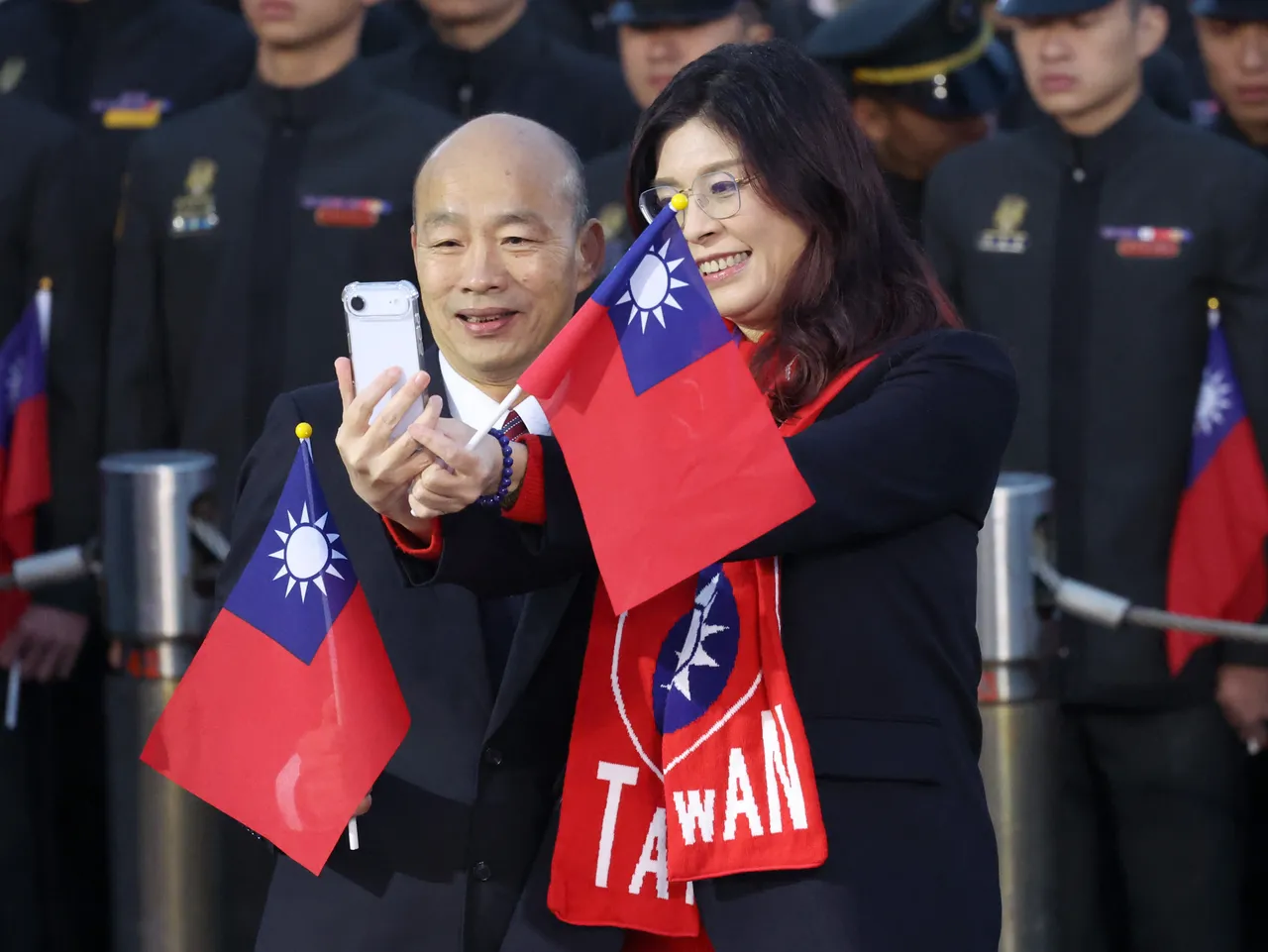 国民党主席郑丽文与立法院长韩国瑜玩自拍。照片由台北市摄影记者联谊会提供