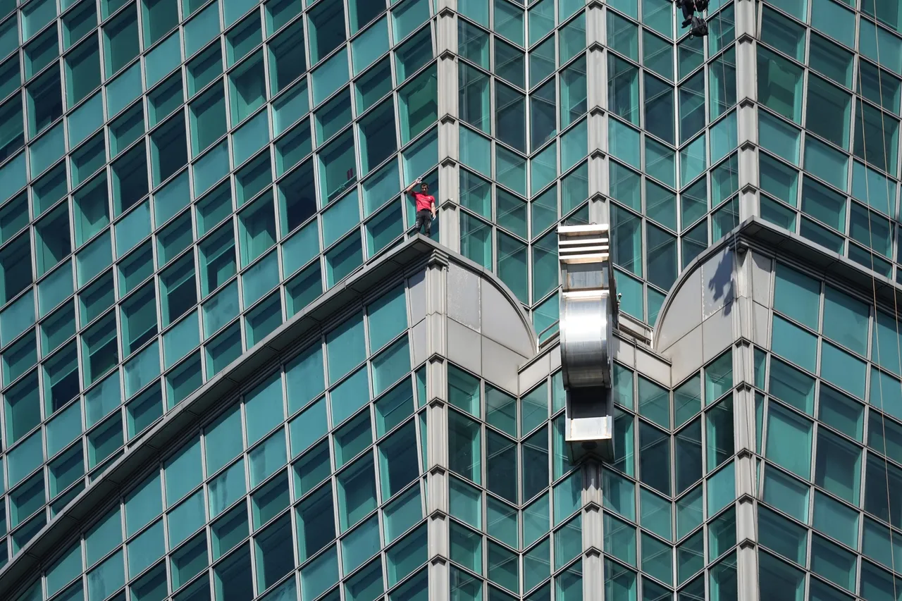 艾力克斯僅花約30分鐘就完成攀爬一半的101大樓。莊宗達攝