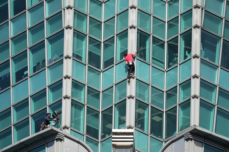 艾力克斯僅花約30分鐘就完成攀爬一半的101大樓。莊宗達攝