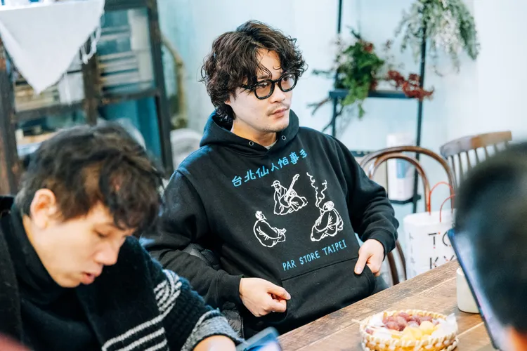 鈴木龍也身穿上次購入的「台北仙人怕事多」帽T，覺得很時尚。佳映娛樂提供