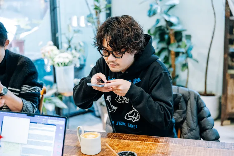 鈴木龍也剛坐下就拿出手機拍咖啡。佳映娛樂提供