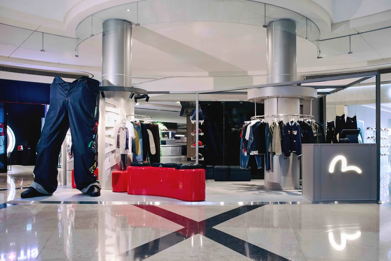 EVISU巨型牛仔裤装置艺术为101限定系列的「多口袋丹宁裤」放大版。品牌提供