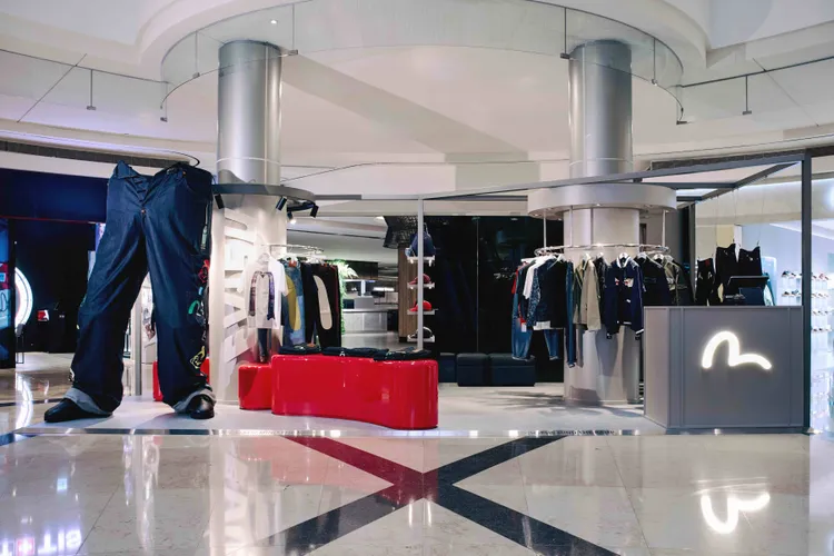 EVISU巨型牛仔褲裝置藝術為101限定系列的「多口袋丹寧褲」放大版。品牌提供