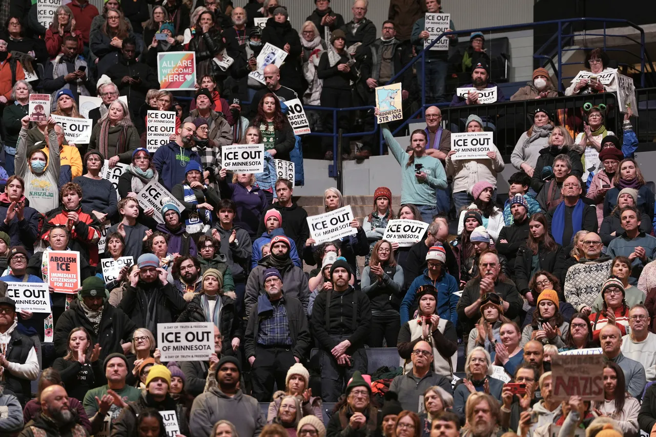 明尼阿波利斯的購物中心擠滿抗議民眾。