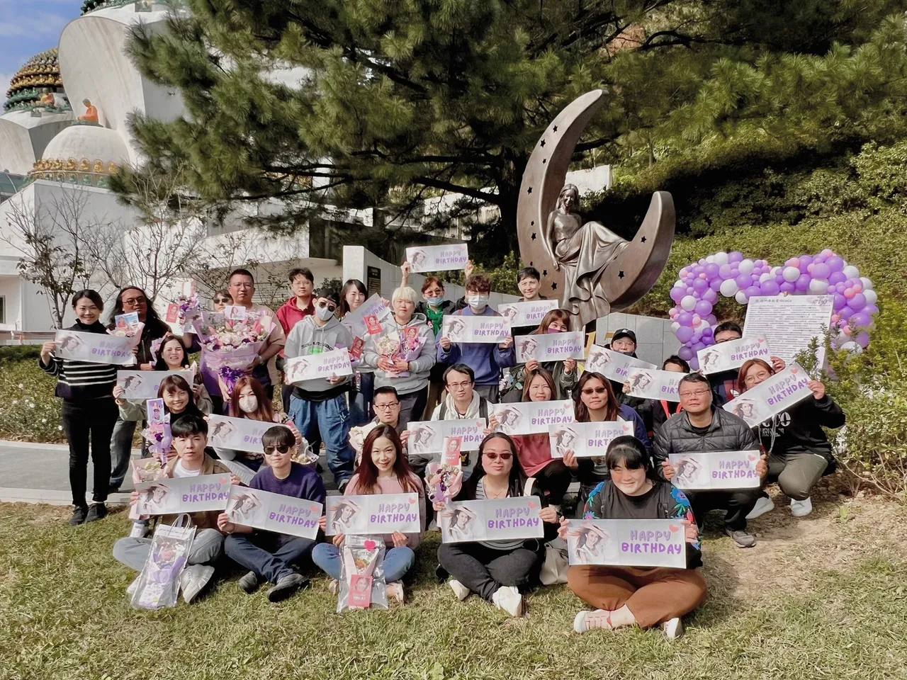 海內外的歌迷齊聚「永遠的月光愛人」的紀念雕像前合影。CoCo歌迷會提供