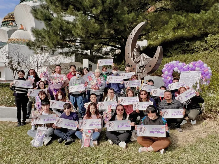 海內外的歌迷齊聚「永遠的月光愛人」的紀念雕像前合影。CoCo歌迷會提供