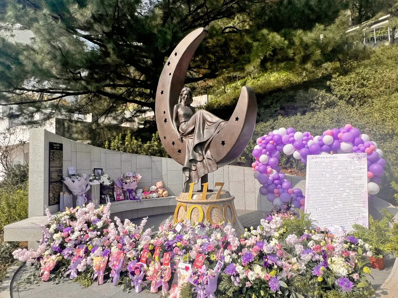 歌迷在「永遠的月光愛人」的紀念雕像前，獻上花束。CoCo歌迷會提供