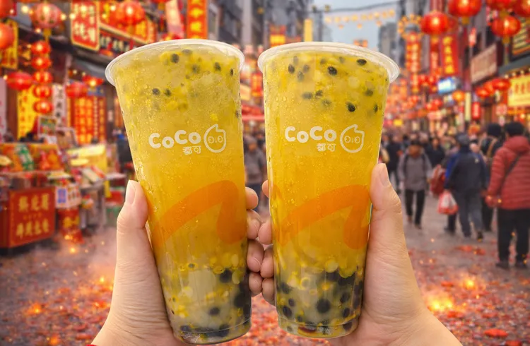 今日透過官方LINE或在都可訂線上領券點購大杯「百香雙響炮」，可享第二杯10元優惠。CoCo都可提供