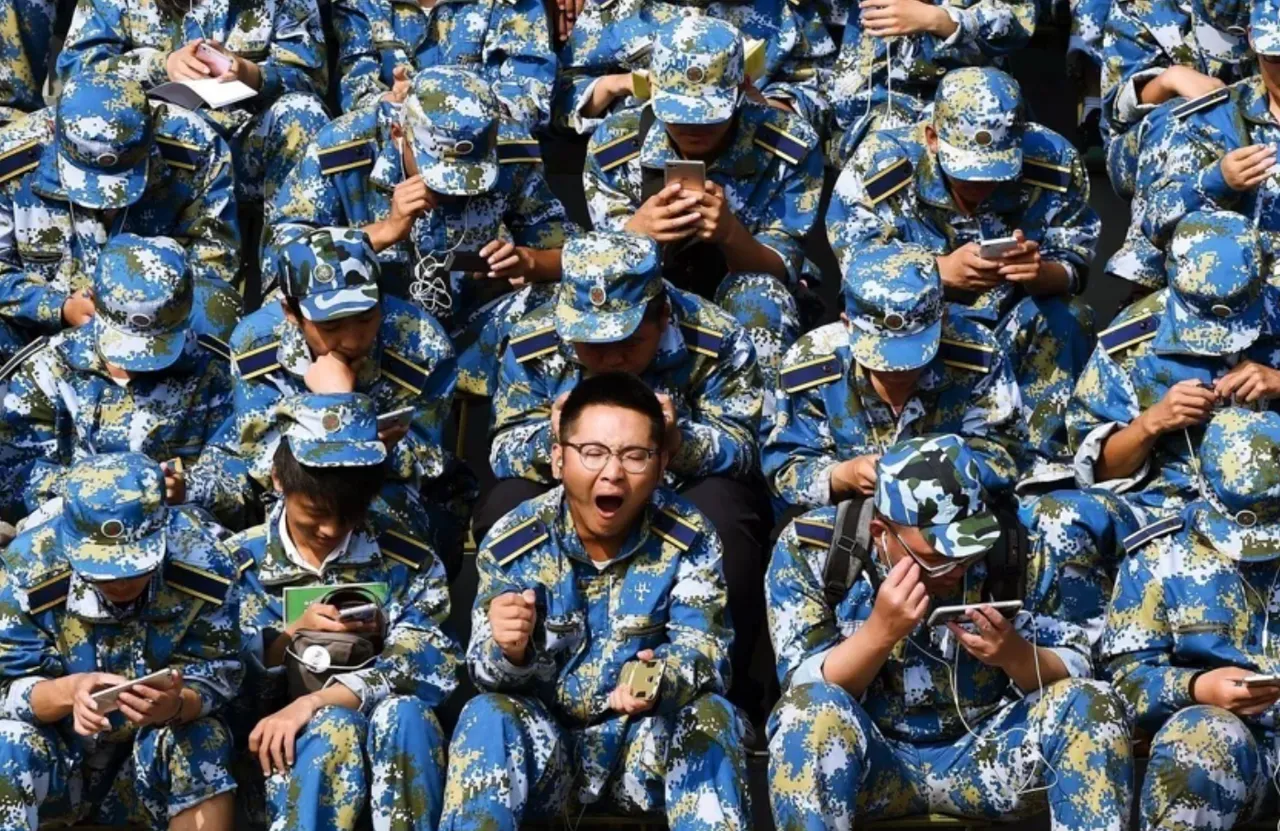 中国大专军事训练。翻摄解放军网
