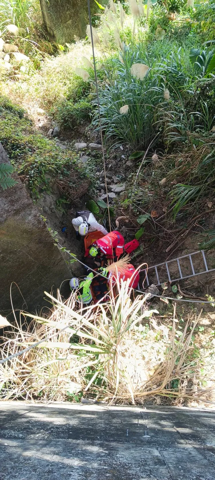 消防人員接觸到楊男，發現他已無生命跡象。民眾提供